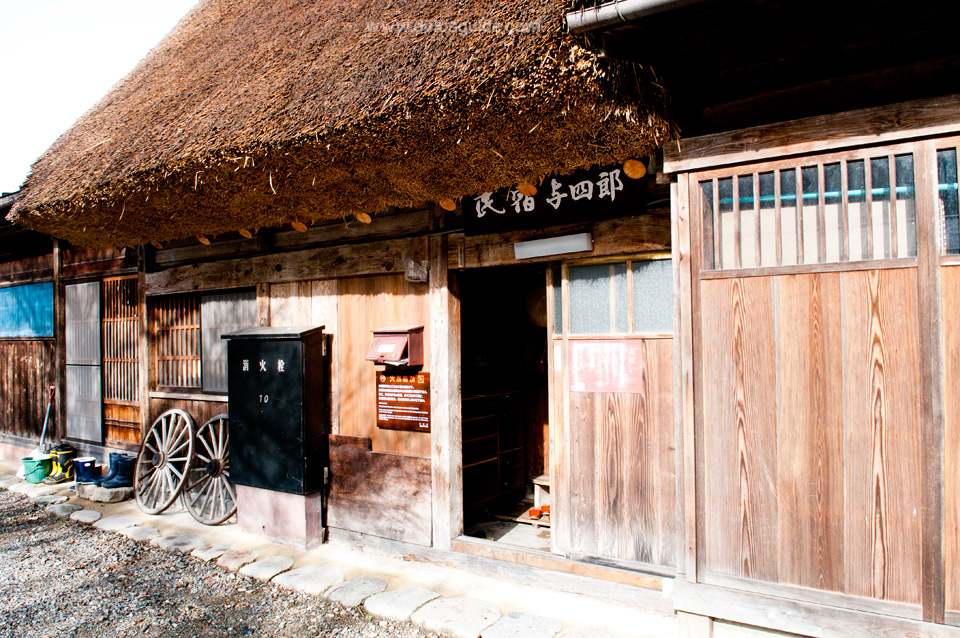 11หลังคาฟางหญ้าทรงเอกลักษณ์เฉพาะของ Shirakawa-go เขาหนากันขนาดนี้แหละ ^^ 11หลังคาฟางหญ้าทรงเอกลักษณ์เฉพาะของ Shirakawa-go เขาหนากันขนาดนี้แหละ ^^