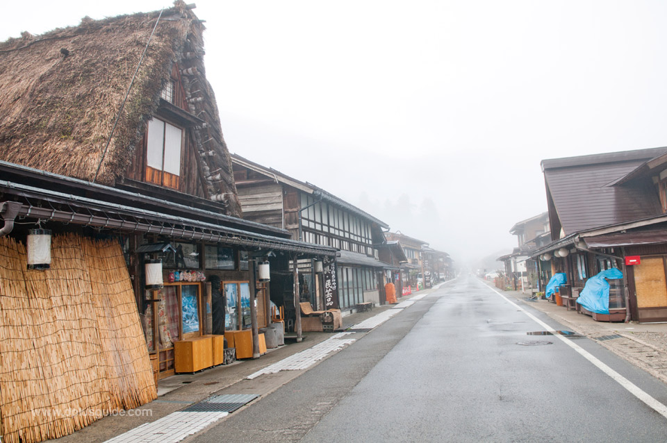 หมู่บ้าน Shirakawa-go ขึ้นเขาไปพักเรียวกัง สัมผัสธรรมชาติบ้านนาที่ญี่ปุ่น ถึงจะเรียกว่าเป็นหมู่บ้านชาวนา แต่ก็มีถนนและร้านรวงขายของที่ระลึก อาหาร และขนม มีแม้กระทั่งร้านซอฟต์ไอศครีม!