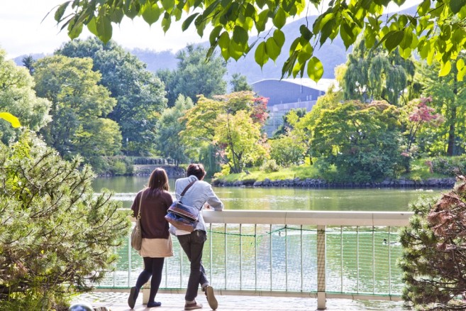 สวน Nakajima Koen บรรยากาศร่มรื่น มีสระน้ำกว้างใหญ่ และอาคารที่น่าสนใจอีกมากมาย จึงทำให้ผู้คนนิยมมาพักผ่อนหย่อนใจ