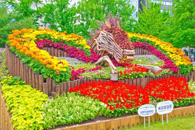 สวนดอกไม้ใน Odori Park จัดตกแต่งไว้อย่างสวยสดงดงาม รอให้นักท่องเที่ยวไปแชะรูปกัน สวนดอกไม้ใน Odori Park จัดตกแต่งไว้อย่างสวยสดงดงาม รอให้นักท่องเที่ยวไปแชะรูปกัน