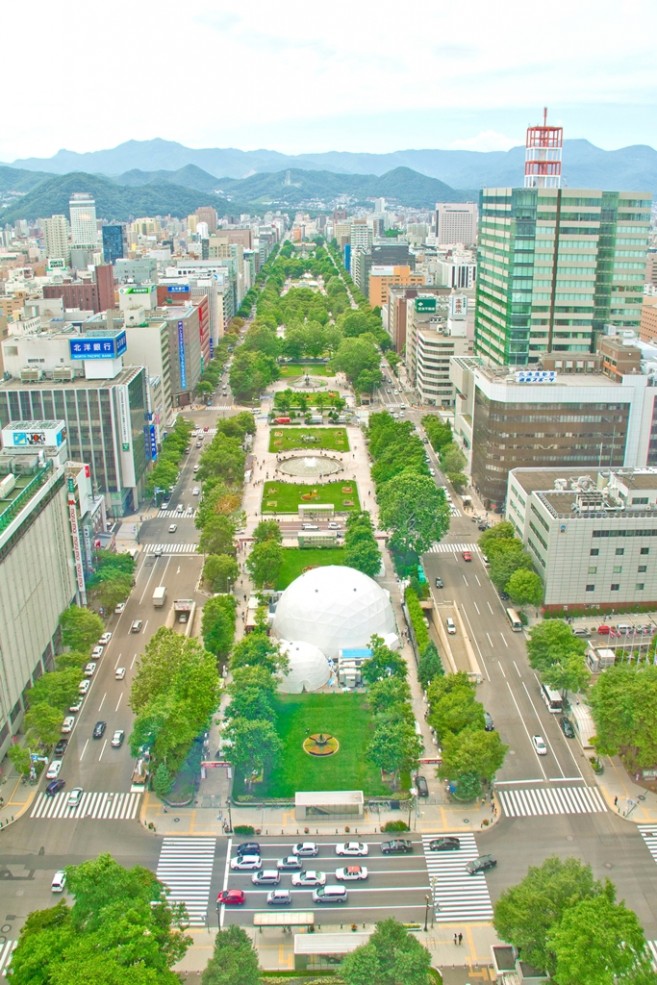 สวนโอโดริกลางเมืองซัปโปโรจากมุมมองบน Sapporo TV Tower สามารถเห็นสวนยาวๆ ได้ทั้งหมด