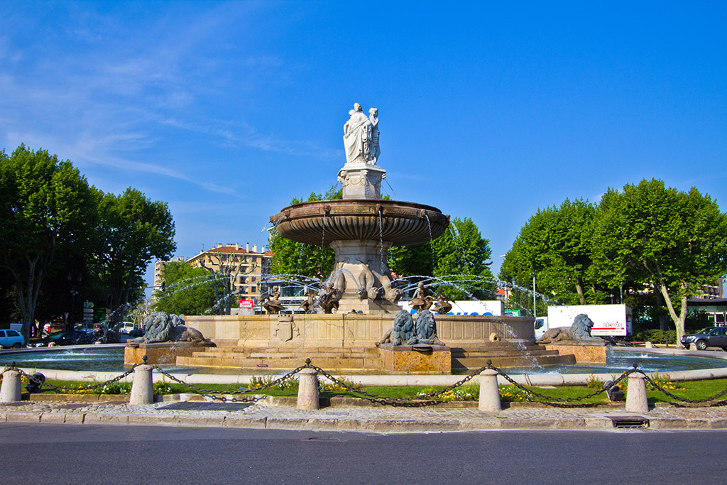 Fontaine de la Rotonde หรือน้ำพุใหญ่อันเป็นสัญลักษณ์เด่นตั้งอยู่ใจกลางเมือง Fontaine de la Rotonde หรือน้ำพุใหญ่อันเป็นสัญลักษณ์เด่นตั้งอยู่ใจกลางเมือง