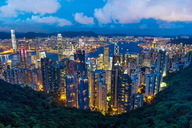 วิวตอนค่ำๆ ของเมืองฮ่องกง มองจาก The Peak Tower ขอบอกว่าคุ้มค่าแก่การรอคอยและการเดินทางมาสุดๆ! วิวตอนค่ำๆ ของเมืองฮ่องกง มองจาก The Peak Tower ขอบอกว่าคุ้มค่าแก่การรอคอยและการเดินทางมาสุดๆ!
