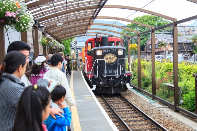 นั่งรถไฟสายโรแมนติกซากาโนะ (Sagano Scenic Railway) ชมวิวเลียบแม่นํ้าโฮสุ ที่อาราชิยามา เกียวโต