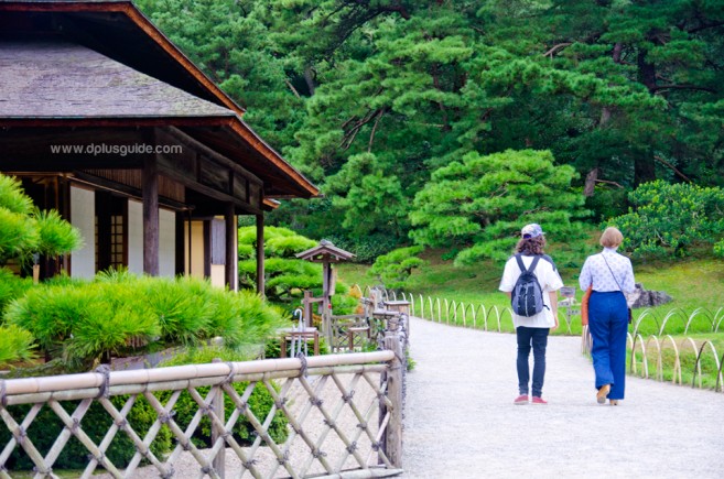 เที่ยวญี่ปุ่น สวนริทสึริน (Ritsurin Garden) ชมสวนสวยอลังการ ป่าสนโบราณ ล่องทะเลสาบเงียบสงบ ที่ชิโกกุ
