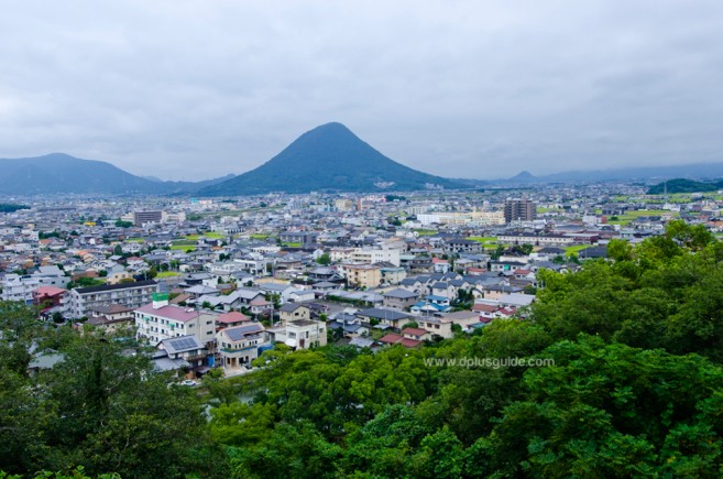 วิวของภูเขาอิอิโนะ (Mt. Iino) เจ้าของฉายา"ฟูจิน้อยแห่งชิโกกุ" จุดชมวิวรอบๆ ปราสาทปราสาทมารุงะเมะ (Marugame Castle)