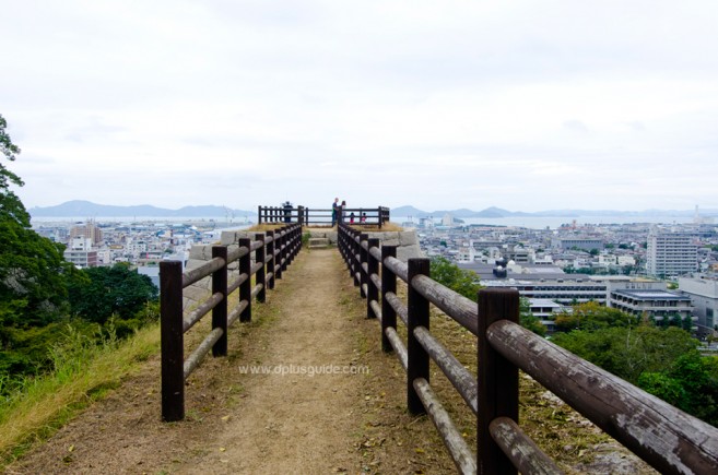 ปราสาทมารุงะเมะ (Marugame Castle) แหล่งเที่ยวบนยอดเขาเมืองมารุงาเมะ จ.คากาวา (Kagawa) ที่ชิโกกุ