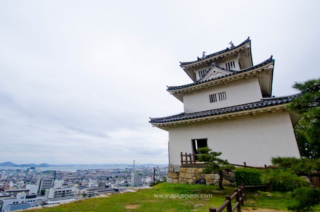 ปราสาทมารุงะเมะ (Marugame Castle) แหล่งเที่ยวบนยอดเขาเมืองมารุงาเมะ จ.คากาวา (Kagawa) ที่ชิโกกุ