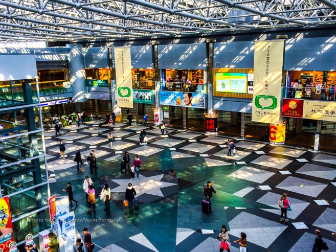 โถงใหญ่ของ New Chitose Airport ในส่วน Domestic เหมือนห้างขนาดย่อมๆ โถงใหญ่ของ New Chitose Airport ในส่วน Domestic เหมือนห้างขนาดย่อมๆ