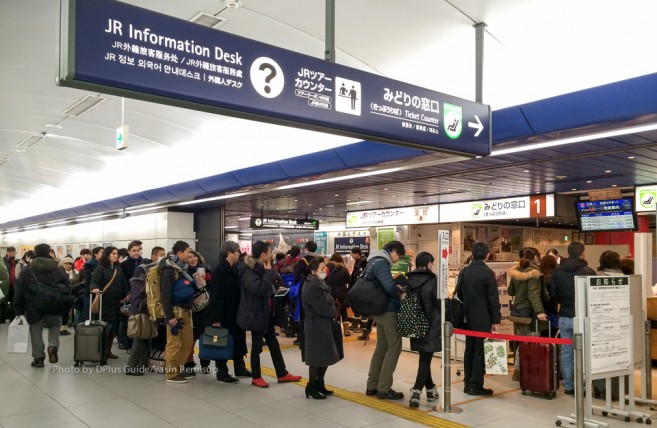 เคาน์เตอร์ที่ให้เอา voucher ไปแลกตั๋ว Hokkaido Rail Pass ได้อยู่ด้านในสุดทางซ้าย - สถานี JR ชั้น B1 เคาน์เตอร์ที่ให้เอา voucher ไปแลกตั๋ว Hokkaido Rail Pass ได้อยู่ด้านในสุดทางซ้าย