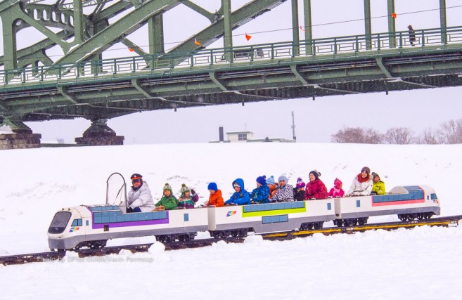 รถไฟเล็กก็มีให้เล่น (ข้างหลังคือสะพาน Asahimaya bridge)