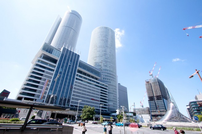 ด้านนอกสถานีนาโงยาเป็นตึกแฝด JR Central Tower (Twin Tower) ศูนย์รวมการคมนาคมที่ยิ่งใหญ่ของภูมิภาค ภายในมีทั้งห้างสรรพสินค้าและออฟฟิศ Nagoya Station Underground แหล่งช้อปปิ้งใหญ่ ใต้สถานีนาโงยา