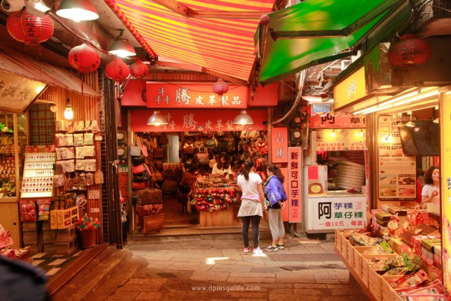 เสน่ห์ของจิ่วเฟิ่น เมืองเล็กๆ บนเขา เจริญรุ่งเรืองเต็มไปด้วยร้านค้าสำหรับนักท่องเที่ยวเลยล่ะค่ะ ก่อนจะจากไป ขอปิดด้วยภาพตลาดในถนนสายเก่าในเมืองจิ่วเฟิ่น