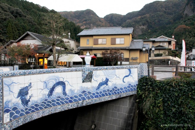 สะพานนาเบะชิมะฮันโย (Nabeshima Hanyo Hashi) สะพานปูกระเบื้องลายคราม แลนด์มาร์กของที่นี่คอยต้อนรับแขกผู้มาเยือน 