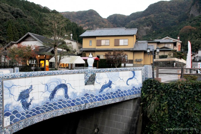 สะพานนาเบะชิมะฮันโย (Nabeshima Hanyo Hashi) สะพานปูกระเบื้องลายคราม แลนด์มาร์กของที่นี่คอยต้อนรับแขกผู้มาเยือน