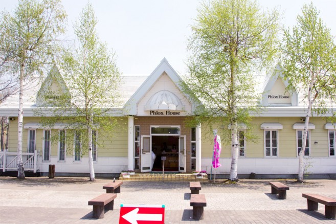 ร้านขายของฝากของที่ระลึกที่อยู่ใน Takinoue Park เที่ยวทุ่งพิงค์มอส (Shibazakura) ที่สวน Takinoue Park ชมพูกันให้สะใจ