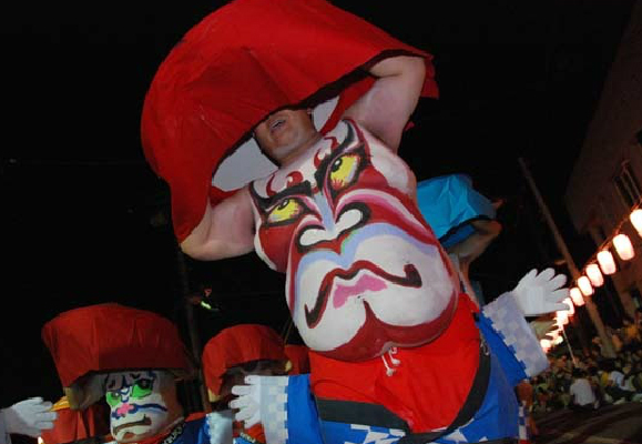 ชุดสำหรับเข้าร่วมเทศกาล Hokkai Heso Matsuri เมื่อแต่งตัวเต็มยศแล้วจะเป็นแบบนี้