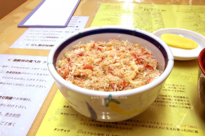 "ข้าวหน้าปู+หอยเม่น" ร้านคิคุโยะโชกุโด ในตลาดเช้าเมืองฮาโกดาเตะ "ข้าวหน้าปู+หอยเม่น" ร้านคิคุโยะโชกุโด ในตลาดเช้าเมืองฮาโกดาเตะ