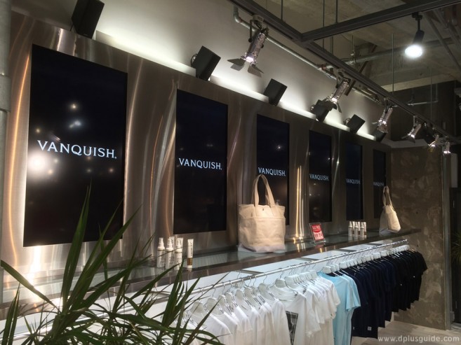 เทคโนโลยี "Projection Signage" ในร้าน VANQUISH Shibuya เมื่อหยิบไม้แขวนเสื้อขึ้นมาเซนเซอร์จะทำงานอัตโนมัติ และหน้าจอภายในร้านจะแสดงรูปตัวอย่างเมื่อสวมใส่ให้ดู เมื่อหยิบไม้แขวนเสื้อขึ้นมาเซนเซอร์จะทำงานอัตโนมัติ และหน้าจอภายในร้านจะแสดงรูปตัวอย่างเมื่อสวมใส่ให้ดู