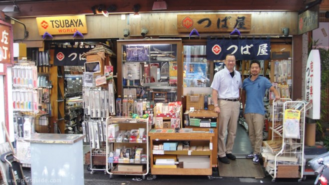 คุณไซโต้ (ขวา) ผู้สืบทอดกิจการร้านขายมีด ซึบะยะ (TSUBAYA) นี้เป็นรุ่นที่ 3 คุณไซโต้ (ขวา) ผู้สืบทอดกิจการร้านขายมีด ซึบะยะ (TSUBAYA) นี้เป็นรุ่นที่ 3