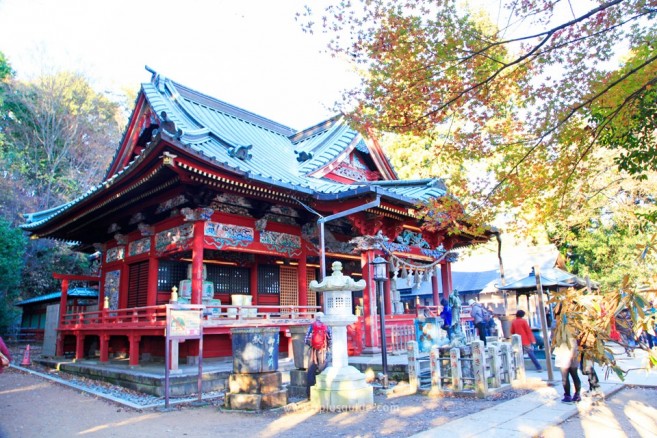วิหาร Izuna Gongen-do สีแดงสด อีกแลนด์มาร์กที่ผู้คนนิยมมาถ่ายรูป