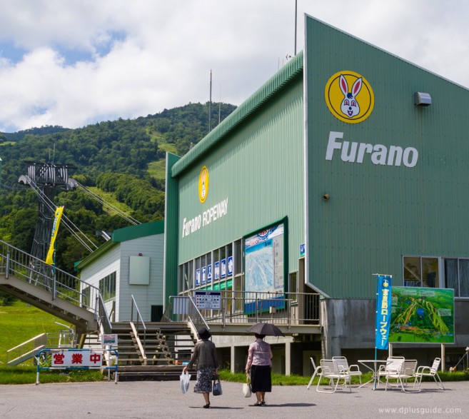 เที่ยวฮอกไกโด ขึ้นกระเช้าไปชมวิวที่ภูเขา Furano (Furano Ropeway) จุดขึ้นรถกระเช้า ขึ้นไปชมวิวที่ภูเขา Furano (Furano Ropeway)