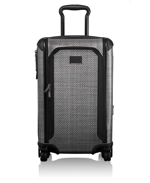 กระเป๋าที่ทำจากวัสดุ Tegris ที่เป็นพลาสติกแบบ composite - ภาพจาก Tumi.com