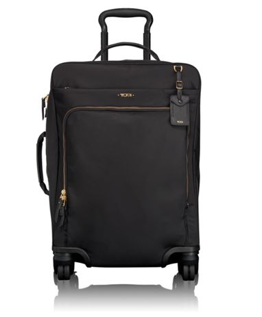 กระเป๋าที่ทำจากผ้า Nylon มีน้ำหนักเบา ผิวเรียบลื่นเป็นมัน - ภาพจาก Tumi.com