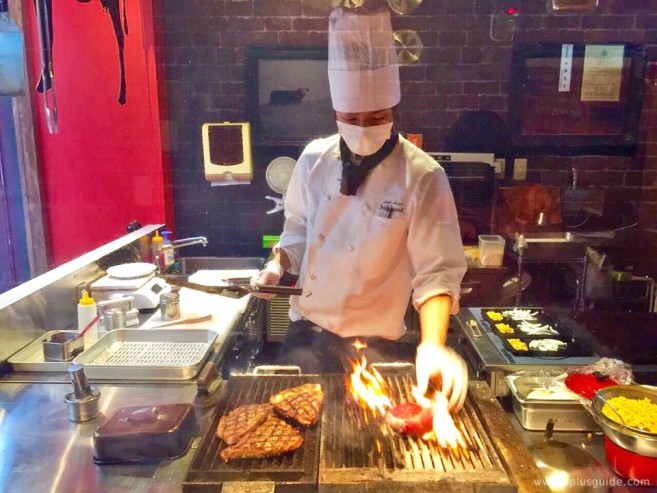 หน้าร้าน Beef Impact โชว์กรรมวิธีการย่างสเต๊กเนื้อฮอกไกโดวากิว หน้าร้าน Beef Impact มีโชว์กรรมวิธีการย่างสเต๊กเนื้อฮอกไกโดวากิวด้วยเตาถ่านให้ดูด้วยค่ะ