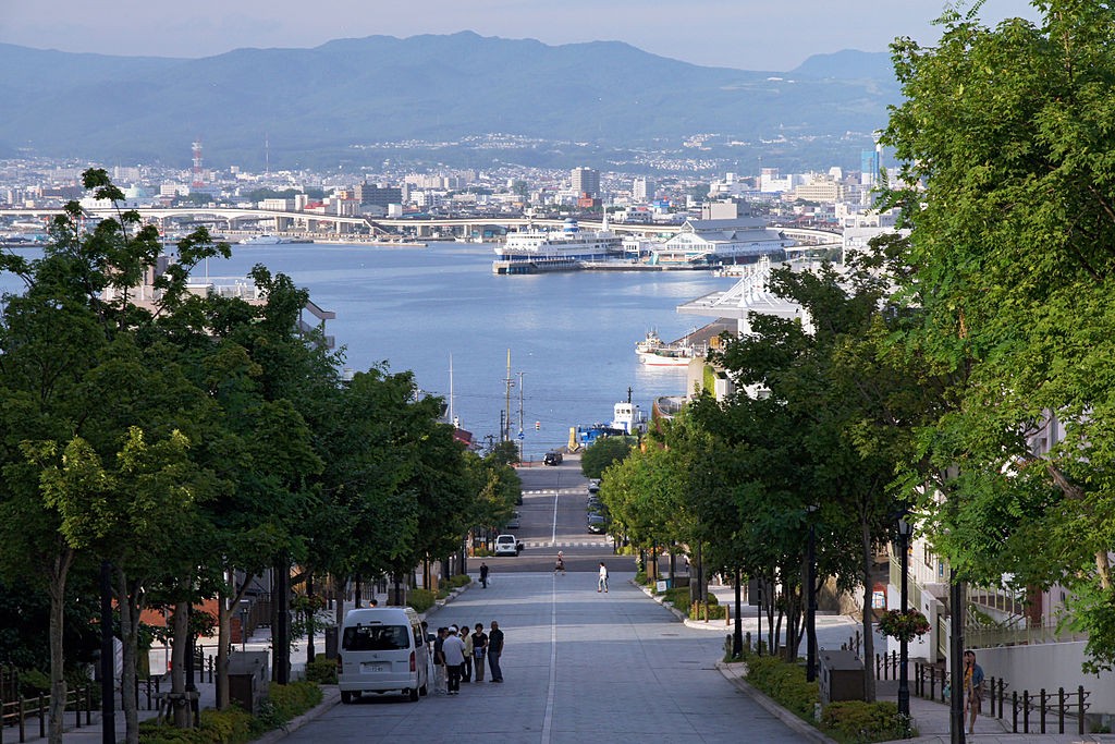 ถนน Hachimansaka ลาดจากเนินเขาลงสู่ท่าเรือเมือง Hakodate - ภาพ: wikipedia