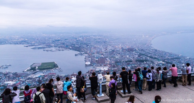 เที่ยวฮอกไกโด จุดชมวิวยอดเขา Hakodate ช่วงเย็นคนจะเริ่มเยอะถึงเยอะมากตอนค่ำๆ