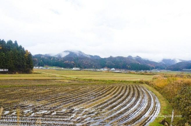 วิวริมทางของจังหวัดฟุคุชิมะ จากบนรถไฟชินคังเซนออนเซนเคลื่อนที่ Torei-yu Tsubasa