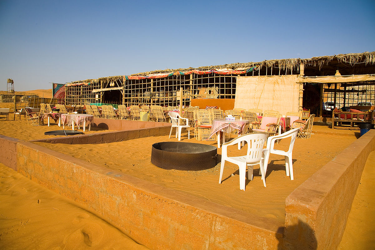 เที่ยวโอมาน บรรยากาศแคมป์ที่พักกลางทะเลทรายวาฮิบา (Wahiba Sands) ทะเลทรายวาฮิบา (Wahiba Sands) ที่โอมาน แหล่งท่องเที่ยวที่จะทำให้คุณได้เปิดประสบการณ์ในการท่องทะเลทรายที่สวยงาม