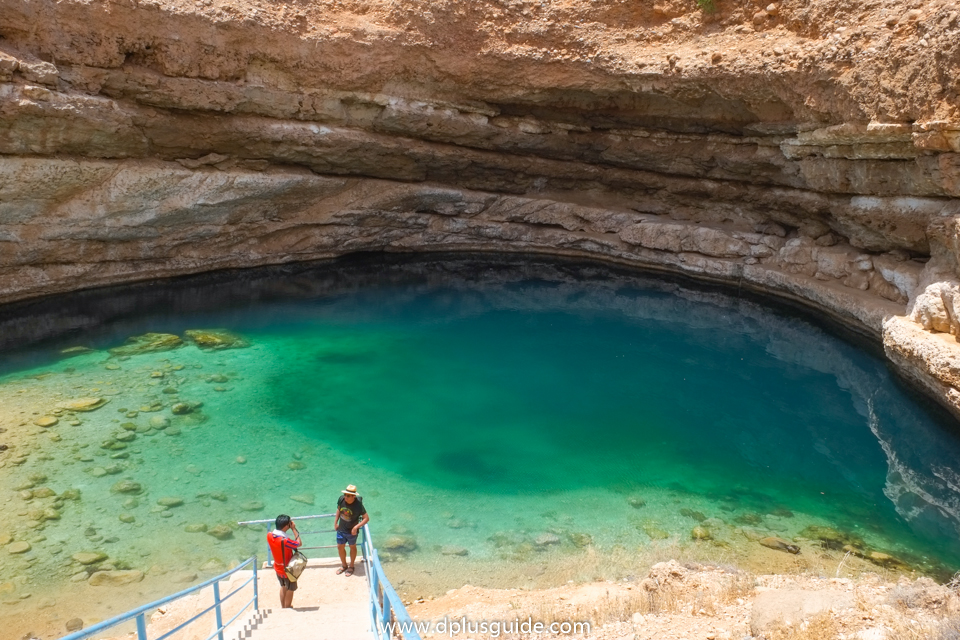เที่ยวโอมาน หลุมน้ำบิมมาซิงก์โฮล Bimmah Sinkhole (Dibab Sinkhole) หลุมน้ำ Bimmah Sinkhole (Dibab Sinkhole)