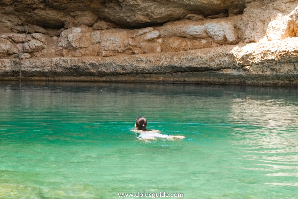 เที่ยวโอมาน ที่หลุมน้ำบิมมาซิงก์โฮล Bimmah Sinkhole (Dibab Sinkhole) หลุมน้ำ Bimmah Sinkhole (Dibab Sinkhole) ที่โอมาน