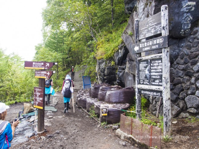 เที่ยวญี่ปุ่น พิชิตภูเขาไฟฟูจิ เส้นทาง Yoshida Trail ซึ่งเชื่อมกับ Gotemba Trail หลังจาก Station 6 มาแล้ว จะเจอจุดที่เชื่อมกับ Gotemba Trail ที่มาจากอีกฝั่งหนึ่งค่ะ