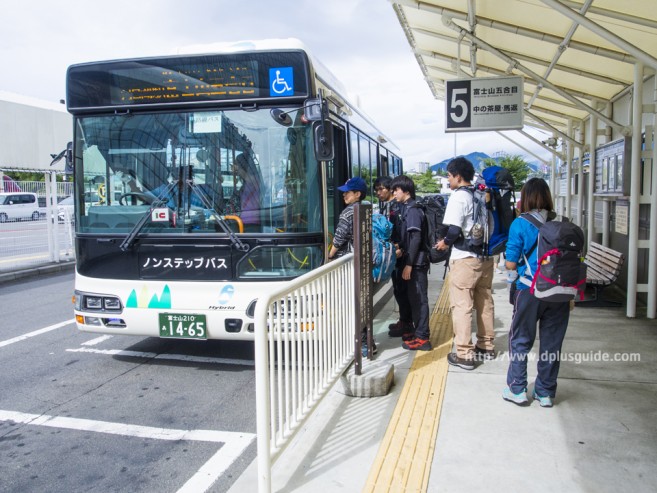 เที่ยวญี่ปุ่น เส้นทางพิชิตภูเขาไฟฟูจิ รถบัสสำหรับไปยัง Station 5 ของภูเขาไฟฟูจิ รถบัสสำหรับไปยัง Station 5 ของภูเขาไฟฟูจิ ขึ้นที่จุดขึ้นรถบัสหมายเลข 5