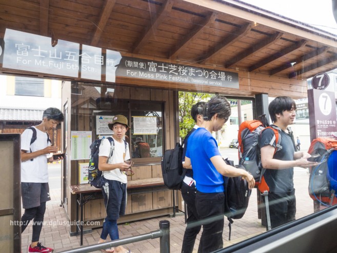 รถบัสสำหรับไปยัง Station 5 ของภูเขาไฟฟูจิ แวะรับนักท่องเที่ยวที่สถานี Kawakuchigo