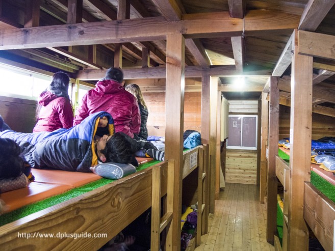 เที่ยวญี่ปุ่น พิชิตภูเขาไฟฟูจิ ที่พักบนภูเขาไฟฟูจิ โรงแรม Gunso - Muro เที่ยวญี่ปุ่น ที่นอนในโรงแรมบนภูเขาไฟฟูจิ นอนปะปนกัน แบ่งที่นอนเป็นสองชั้นบนล่าง