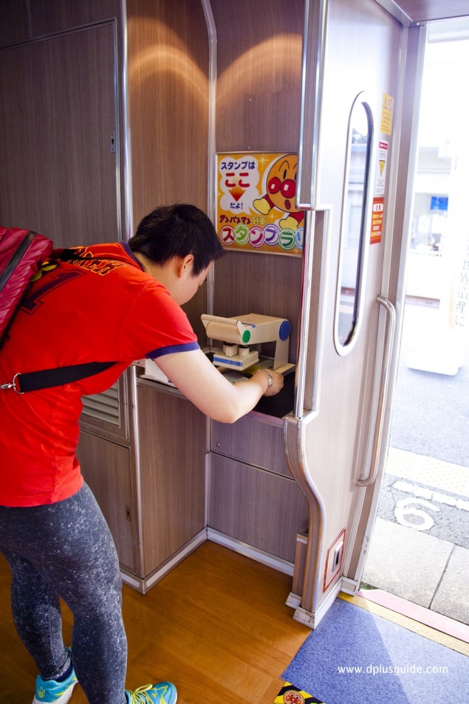 เที่ยวญี่ปุ่น รถไฟญี่ปุ่น ขบวนรถไฟ Anpanman Dosan Line เที่ยวญี่ปุ่น ประทับตราโลโก้บนขบวนรถไฟ Anpanman Dosan Line