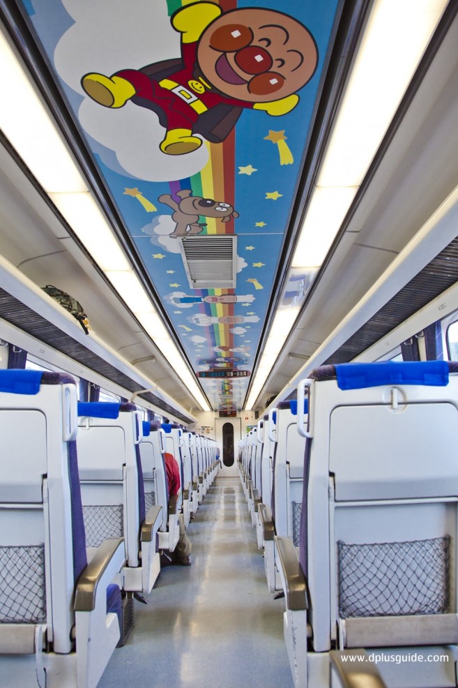 เพดานของขบวนรถไฟ Anpanman Dosan Line มีลวดลายอันปังแมน เที่ยวญี่ปุ่น นั่งรถไฟ Anpanman Dosan Line