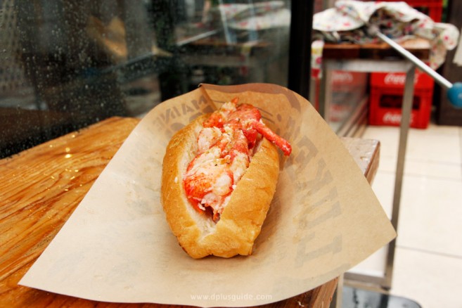 ขนมปังไส้เนื้อล็อบสเตอร์ ร้าน "Luke's Lobster" ขนาด Regular ราคา 980 เยน พักช้อปแวะกินล็อบสเตอร์ ที่ "Luke's Lobster" กลางย่านฮาราจุกุ