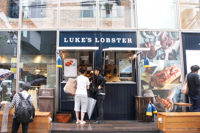 ร้าน "Luke's Lobster" แต่ละวันจะมีป้ายกระดานดำบอกว่าใช้เนื้อล็อบสเตอร์มาจากที่ใด ร้าน "Luke's Lobster" แต่ละวันจะมีป้ายกระดานดำบอกว่าใช้เนื้อล็อบสเตอร์มาจากที่ใด