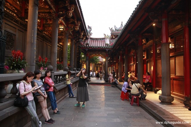 ไหว้พระขอพรวัดหลงชาน (Lungshan) ที่ไต้หวัน ไหว้พระขอพรวัดหลงชาน (Lungshan) ที่ไต้หวัน