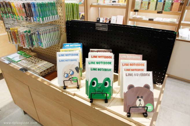 เครื่องเขียนรูปคาแรกเตอร์จาก LINE เที่ยวญี่ปุ่นย่านฮาราจุกุ ช้อปสินค้าหมีบราวน์ที่ LINE FRIENDS STORE Harajuku