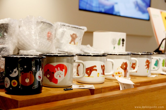 ช้อปสินค้าจำกัดจำนวน ที่โซนสินค้า collaboration ที่ชั้น B1 LINE FRIENDS STORE Harajuku โซนสินค้า collaboration ที่ชั้น B1 LINE FRIENDS STORE Harajuku