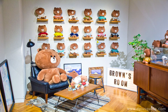 โซนห้องส่วนตัวของหมีบราวน์ (Brown's Room) ชั้น B1 LINE FRIENDS STORE Harajuku โซนห้องส่วนตัวของ Brown เป็นมุมถ่ายรูปที่ถ้ามาถึงทั้งทีก็อดแชะซะหน่อยไม่ได้!