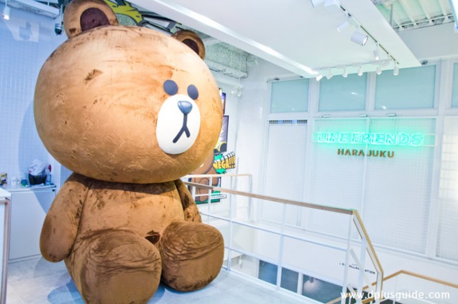ช้อปสินค้าหมีบราวน์ที่ LINE FRIENDS STORE Harajuku ตุ๊กตาหมีบราวน์ขนาดยักษ์ ที่ LINE FRIENDS STORE Harajuku