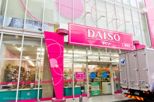 ร้าน Daiso ร้านร้อยเยนขายสารพัดของใช้ ถนนทาเคชิตะ (Takeshita) ย่านฮาราจุกุ โตเกียว