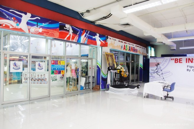 บริเวณทางเข้า ลานสเก็ตน้ำแข็ง อิมพีเรียล เวิลด์ ไอซ์สเก็ตติ้ง (Imperial World Ice Skating) บริเวณทางเข้า ลานสเก็ตน้ำแข็ง อิมพีเรียล เวิลด์ ไอซ์สเก็ตติ้ง (Imperial World Ice Skating)